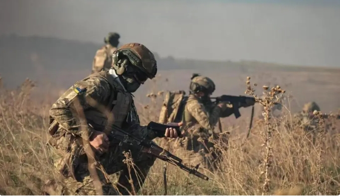 烏軍在紅軍城近郊伏擊俄軍。    圖 : 翻攝自雲霄武堂