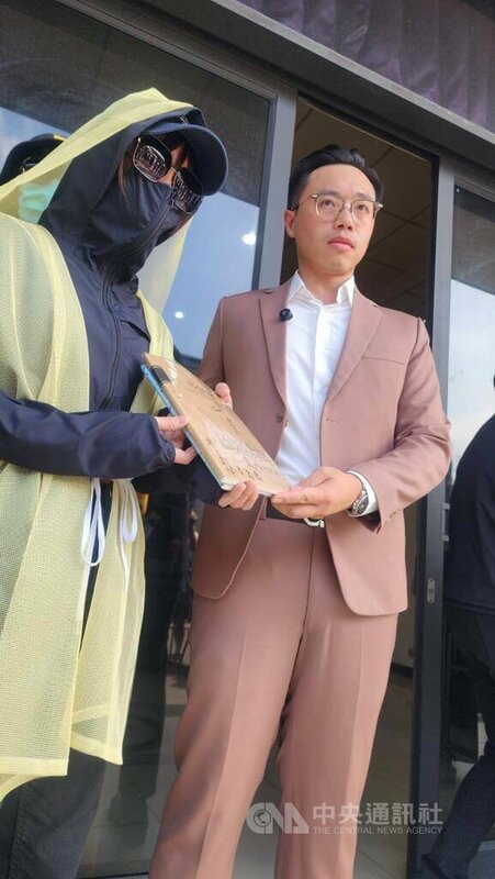高雄孫姓女代書日前墜樓亡，家屬8日舉行記者會，並拿出孫婦遺書控訴，指孫婦是遭鳳山某宮廟聯手代銷業者吸金詐騙，致孫婦和親友遭詐新台幣上億元。警方證實7月已受理孫婦報案並偵辦中。（珍惜生命，自殺不能解決問題，生命一定可以找到出路。如果需諮商或相關協助可撥生命線專線「1995」或張老師服務專線「1980」。）中央社記者洪學廣攝　114年10月8日   
