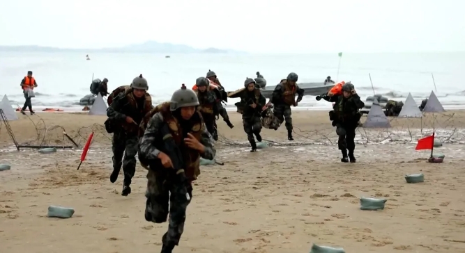 解放軍兩棲登陸演習。   圖 : 翻攝自中國軍網