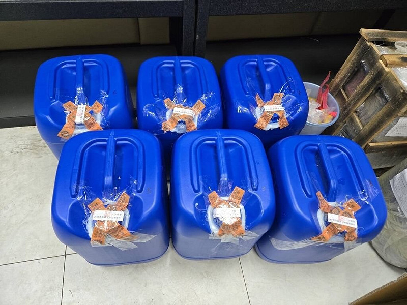 桃園地檢署查獲40歲趙姓男子涉嫌從中國運送毒品來台，現場有約150公斤重的第三級毒品「喵喵」先驅原料「1-甲基苯基-1丙酮」。（桃檢提供）中央社記者葉臻傳真  114年10月8日   