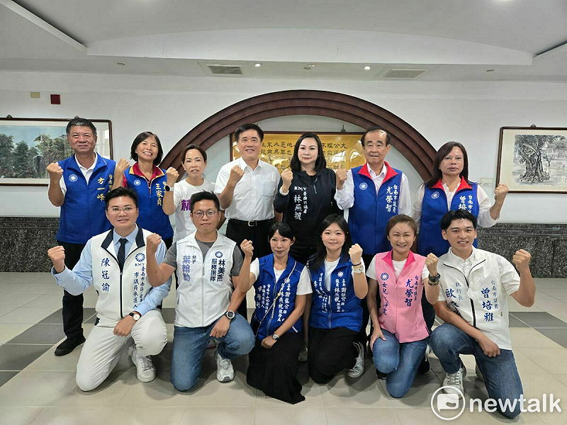 國民黨主席選舉競爭激烈，候選人郝龍斌今日拜會台南市議會國民黨團，一起吃便當相互交流，議員和年輕議員參選人一一犀利提問，郝龍斌也一一接招答覆。   圖：國民黨團提供