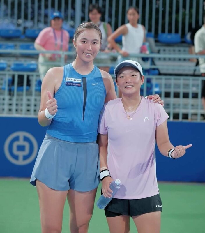 在中國舉行的武漢女網賽，屬於世界女子職業網球協會（WTA）千分等級賽事，台灣女將詹皓晴（前左）與中國搭檔蔣欣玗（前右）8日在女雙16強戰擊敗對手，順利搶下8強門票。（詹皓晴提供）中央社記者陳容琛傳真　114年10月8日   