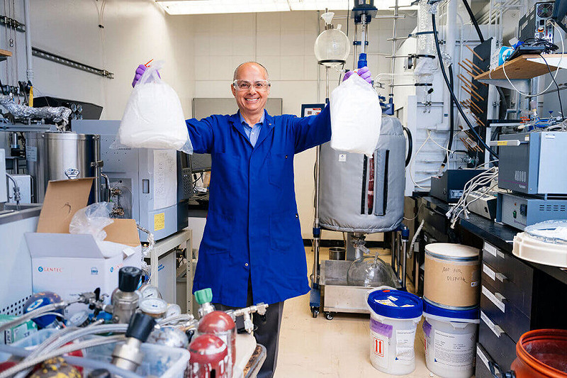 美國加州大學柏克萊分校化學教授亞基（Omar M. Yaghi）因「金屬有機框架」（MOFs）領域的開創性研究，獲得2025諾貝爾化學獎。   圖：UC Berkeley提供