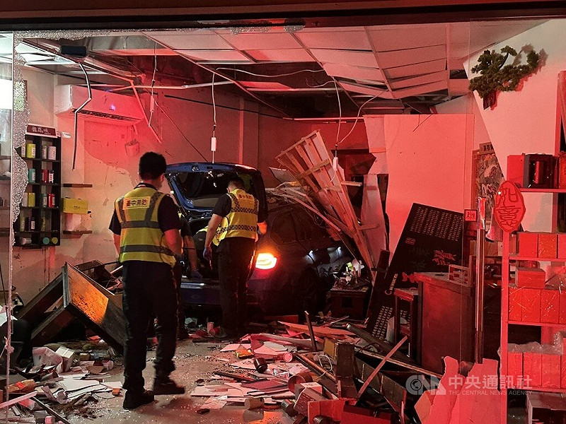 劉姓男子9日凌晨開車衝入台中西區1戶民宅，造成屋內1名婦人睡夢中遭撞當場死亡，屋內張姓男子與駕駛劉姓男子等2人送醫治療，警方獲報到場處理，全案正調查釐清。（翻攝照片）中央社記者蘇木春傳真　114年10月9日   