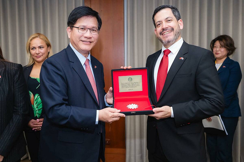 林佳龍、巴拉圭眾議長拉多雷（Raúl Latorre）。   圖：翻攝自林佳龍臉書