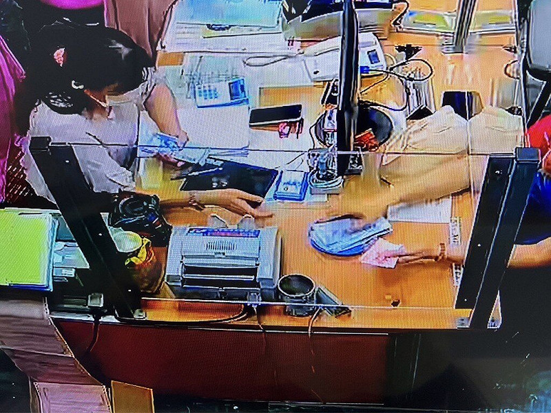 台南市王姓老翁同意女婿借名買車，哪知對方4年間積欠罰鍰、稅款520筆逾新台幣18萬元，使老翁名下土地遭行政執行署台南分署拍賣，所幸老翁兒子返國得知，協同父親到場說明，也繳清所有欠款，才保住土地不被拍賣。（行政執行署台南分署提供）中央社記者張榮祥台南傳真　114年10月9日   