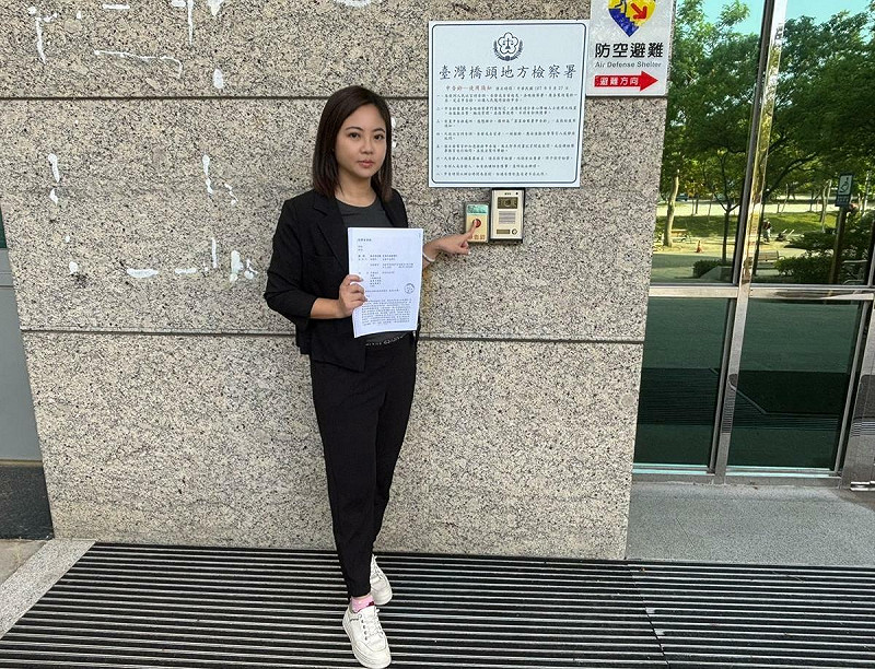 國民黨官方粉專圖卡將美濃盜採砂石案人物關係圖惡意連結邱議瑩團隊,遭惡意影射的林慧欣赴橋檢按鈴申告。   圖:邱議瑩競選總部/提供