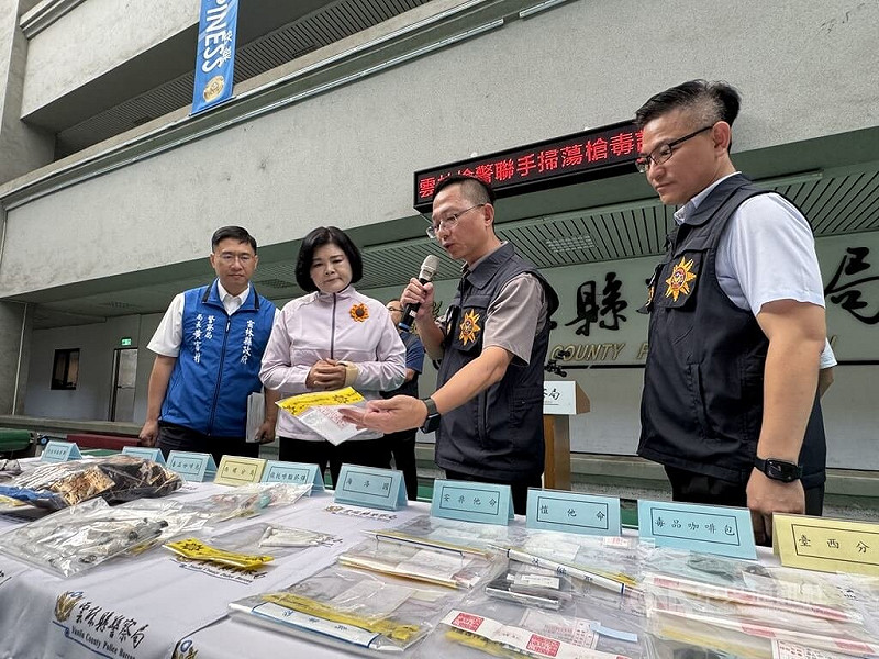 雲林縣警察局9日舉辦雲林檢警聯手掃蕩槍毒記者會，各分局簡報查緝結果，雲林縣長張麗善（左2）至警察局頒發慰勉金，並聽取簡報。中央社記者姜宜菁攝　114年10月9日   