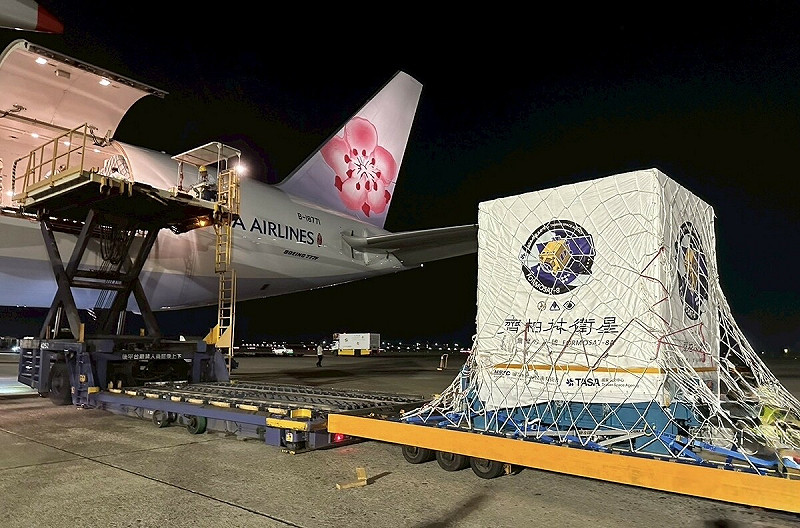 昨晚，華航以 777F 貨機協助國家太空中心將「福爾摩沙衛星八號」首顆衛星載運至美國洛杉磯機場。   圖：中華航空／提供