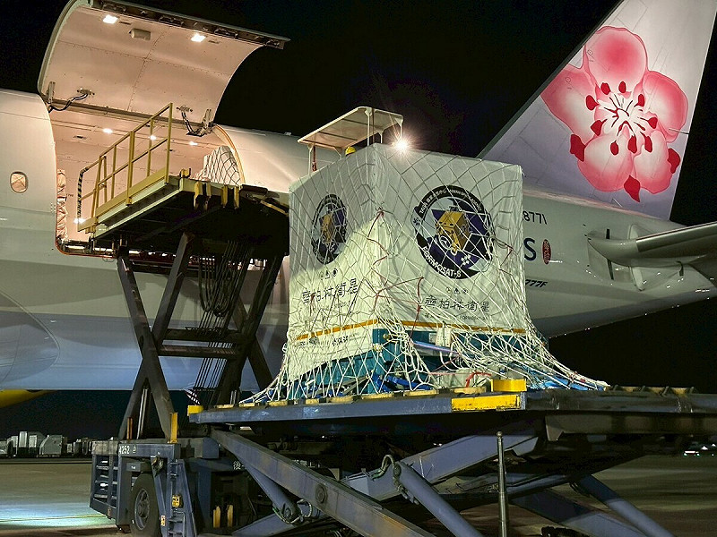由華航負責載運至美國的「福爾摩沙衛星八號」首顆衛星屬於高敏感設備,且總重高達11噸。 圖:中華航空/提供