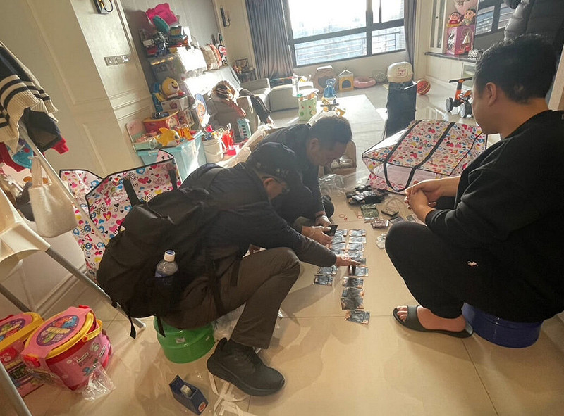 海巡署偵防分署台中查緝隊日前破獲以黃姓男子、陳姓女子情侶檔為首的販毒集團，在2人租屋處起獲毒品、不明藥丸等贓證物。（民眾提供）中央社記者趙麗妍傳真　114年10月9日   