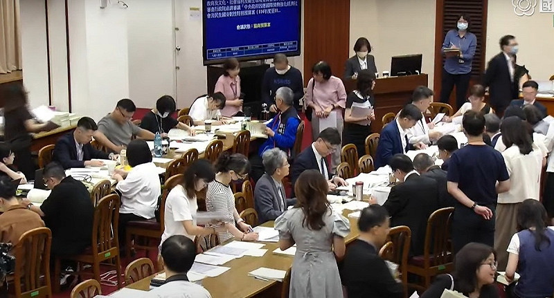 立法院財政委員會完成攸關全民普發現金的「中央政府因應國際情勢強化經濟社會及民生國安韌性特別預算案」初審。   圖:擷取自國會頻道