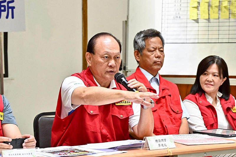 中央前進協調所總協調官、行政院政委季連成（左）今（9）日宣布擬定志工保險，保額100萬，且保費每人每日1元，一次加保3天，由衛福部統一當要保人，投保經費全數以賑災基金會善款支應。   圖：行政院提供