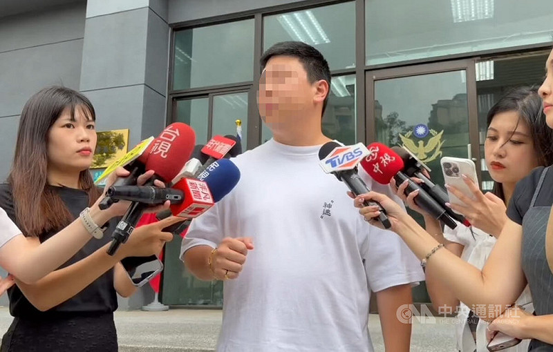 新北市有民眾（左2）自拍影片指控林口某幼兒學校疑涉虐童，聲稱包括其幼女在校遭老師膠帶貼嘴巴等不當對待，目前已收集許多家長說法等證據，8日下午他到林口警分局報案，並接受媒體聯訪。（翻攝照片）中央社記者王鴻國傳真　114年10月8日   