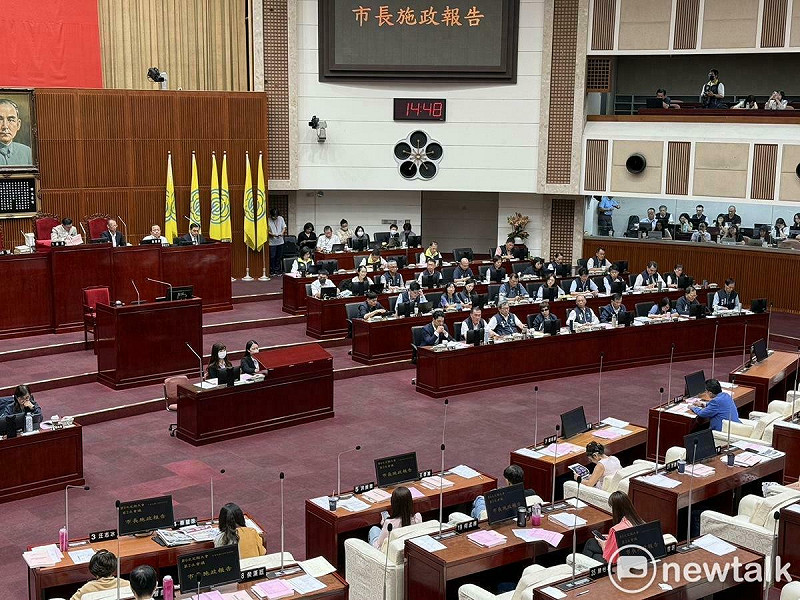 台北市長蔣萬安今赴市議會進行施政報告,還沒報告前,就遭藍綠白議員砲轟留不住輝達。 圖:周煊惠 / 攝