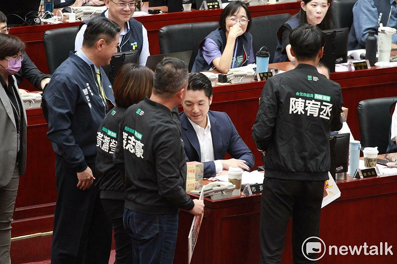 民眾黨台北市議員黃瀞瑩、張志豪、陳宥丞今在議會送網紅「館長」產品「大聲漢」給台北市長蔣萬安。   圖：周煊惠／攝