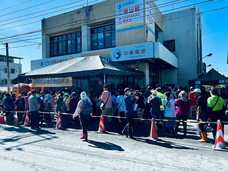 中央「家園支持三方案」每戶慰助金計35萬元，昨（8）日完成225戶匯款入帳，今（9）天將再匯出306戶，累計約530戶。   圖：行政院提供