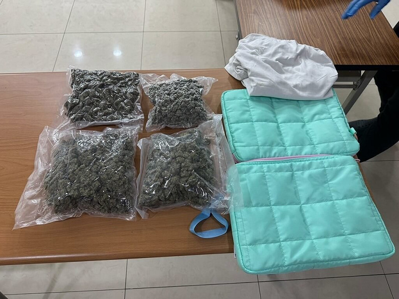 刑事局接獲通報，一件英國寄來的國際包裹內夾藏1.2公斤大麻花，警方不動聲色跟監包裹流向，日前先後逮捕收件者以及幕後主嫌等4人，其中3人遭高雄地檢署聲押獲准。（南部打擊犯罪中心提供）中央社記者洪學廣傳真　114年10月9日   