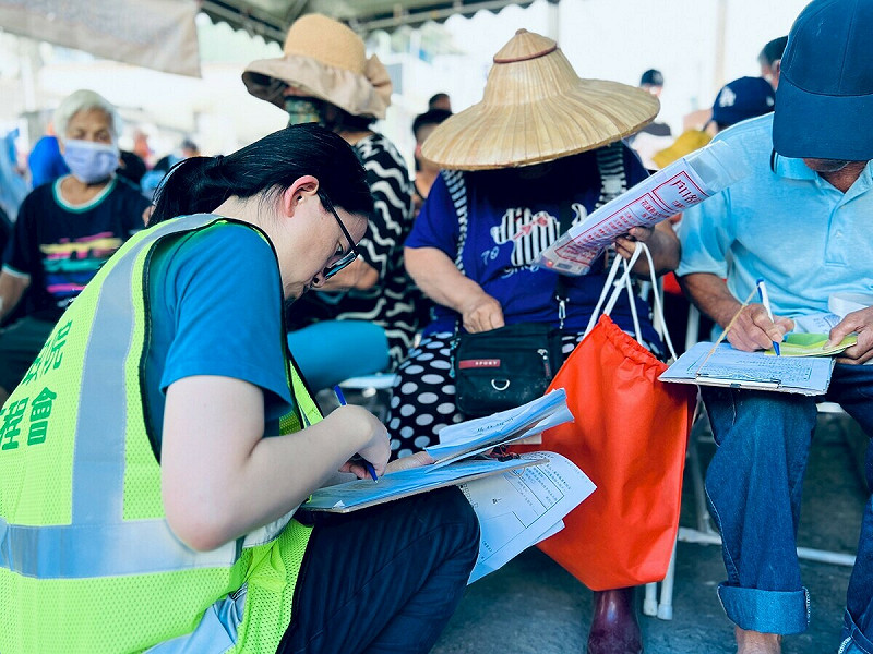 政務委員兼行政院工程會主委陳金德表示,一站式慰助服務在國慶連假期間不中斷運作,將持續到10月12日,協助災民辦理申請與資料補正。 圖:行政院提供