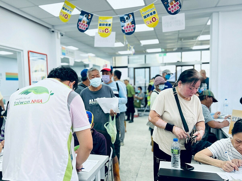 截至昨(8)日為止,慰助金已收到2,605戶申請資料,包含8部會入村逐戶訪查1,007筆,及一站式服務站1,598筆。 圖:行政院提供