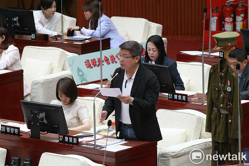 民進黨台北市議員陳賢蔚今贈送軍裝諷刺市長蔣萬安「威權」、「這是仿造你阿祖的服裝」。 圖:周煊惠 / 攝