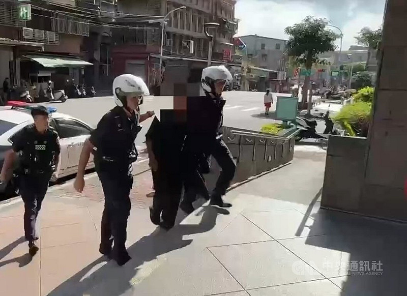 新北市73歲許姓男子因不滿被女友兒子趕出住處，9日上午在公園氣憤持刀攻擊女友，造成女方胸口、鎖骨及右手等共4處刀傷，警方將許男（左3）逮捕到案。（翻攝畫面）中央社記者曹亞沿傳真　114年10月9日   