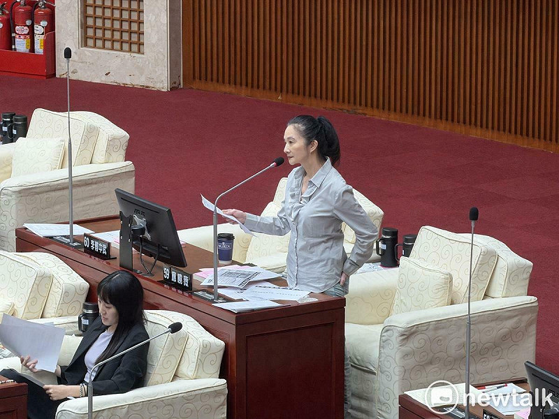 國民黨台北市議員應曉薇涉京華城案遭羈押長達一年，上月獲交保，今天是交保後首次在議會質詢。   圖：周煊惠 / 攝