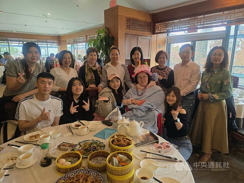 過去近半年來，Sora（前右2）的朋友、溫哥華台灣僑胞、駐溫哥華經濟文化辦事處官員等許多人每天到醫院陪伴她，讓她喜獲重生，如今眾人陪她一起開心過生日。中央社記者程愛芬溫哥華攝　114年10月9日   