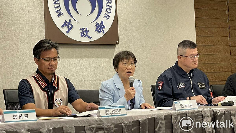 原民會副主委谷縱‧喀勒芳安 Qucung Qalavangan（左一）說，部落沒有遷村這個議題。   圖：高逸帆／攝
