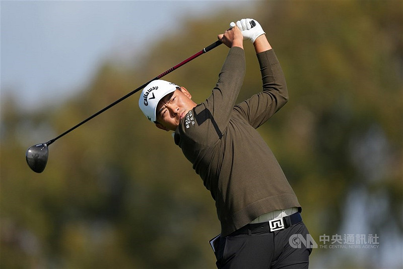 在日本橫濱舉行的美國職業高爾夫巡迴賽（PGA）灣流菁英賽首回合，台灣好手俞俊安暫時並列第12名。（中央社檔案照片）   