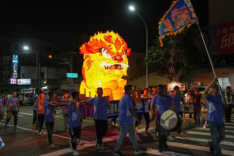 火獅遶境庇佑居民。 圖:高雄市民政局/提供