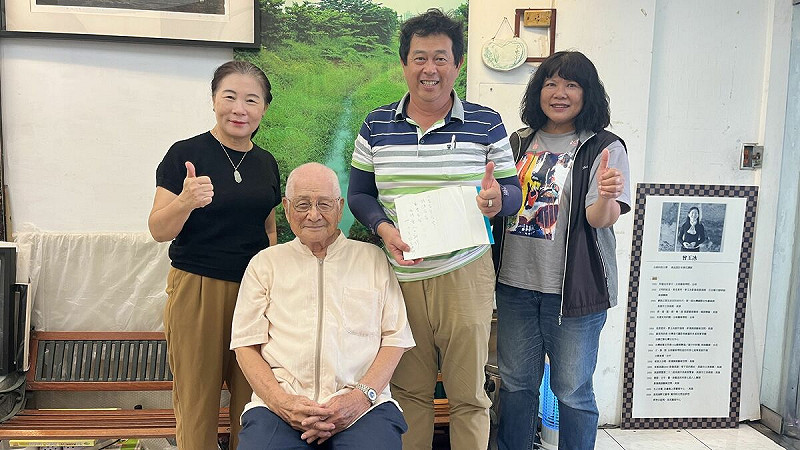 薛兆基(右二)伉儷在百萬暢銷小說家凌煙(左一)陪同下拜訪曾人口(左二)。   圖：薛兆基/提供