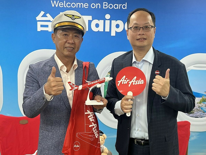 許智傑(左)到亞航新成立的辦公室拜會王慕凡(右)。   圖：許智傑競選總部/提供
