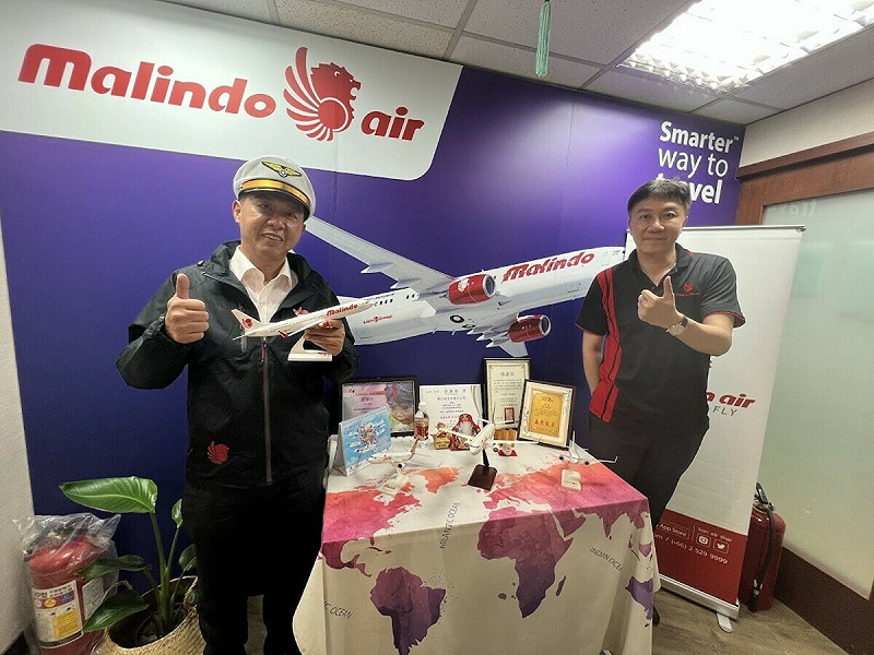 許智傑(左)到訪獅子航空辦公室,拜會翁啟倫(右)。 圖:許智傑競選總部/提供