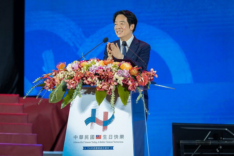 國慶晚會9日晚間在台中市文心森林公園圓滿戶外劇場舉行，賴清德致詞時強調不能放棄主權。   圖：翻攝賴清德臉書