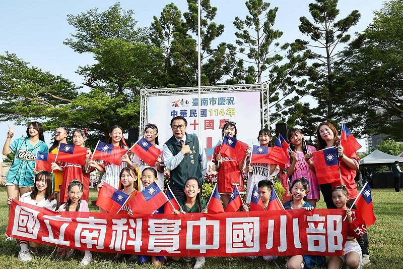 為慶祝國家生日,台南市政府在市府西拉雅廣場舉辦國慶升旗典禮,由台南市長黃偉哲率市府團隊出席,並邀集各級民意代表及市民朋友齊聚一堂,共同歡度國慶。 圖:台南市政府提供