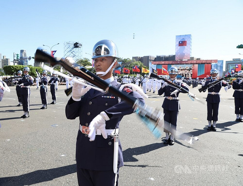 114年國慶大會10日上午在總統府前舉行，序幕暖場由國防部聯合樂隊暨三軍儀隊帶來精湛操槍技術與隊形變換，並演出2024年世界棒球12強賽應援歌曲「就一起」。    圖/中央社