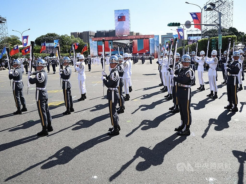 114年國慶大會10日在總統府前登場,儀隊現場帶來精彩演出,並結合棒球應援曲,以揮棒概念「操槍」。 圖/中央社