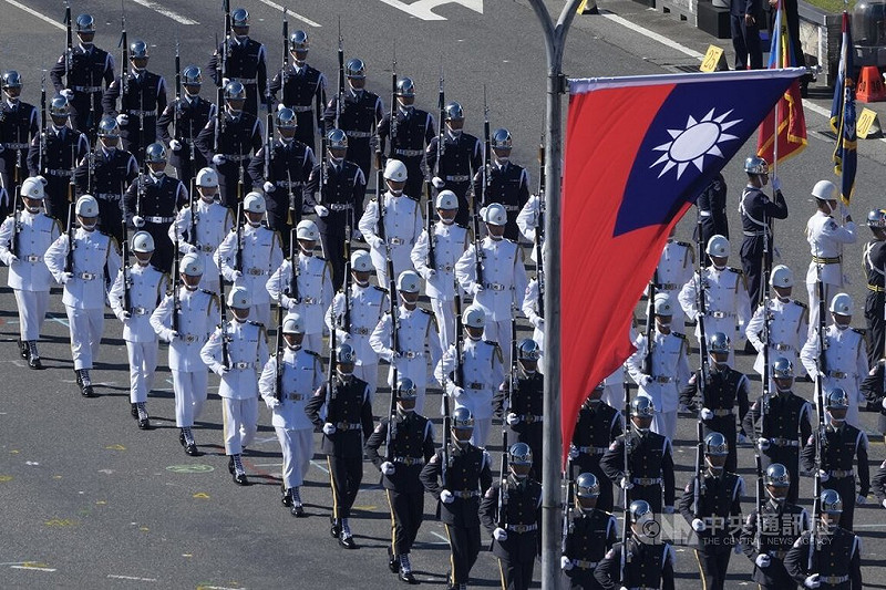 中華民國中樞暨各界慶祝114年國慶大會10日在總統府前廣場舉行,國防部聯合樂隊暨三軍儀隊暖場演出。 圖/中央社