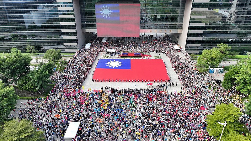 台中市政府10日舉行國慶升旗典禮，由76名民防義警及霹靂小組聯手展護長36公尺、寬24公尺的巨幅國旗進場。   圖 : 台中市政府/提供