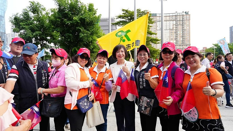 台中市政府10日舉行國慶升旗典禮,民進黨立委何欣純(右4)到場與民眾合影歡慶,祝福國家生日快樂。 圖 : 何欣純服務處/提供
