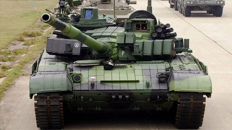 捷克宣布，將向烏克蘭轉讓 30 輛現代化的 T-72M4CZ 主戰坦克。   圖:翻攝自X帳號@igorsushko