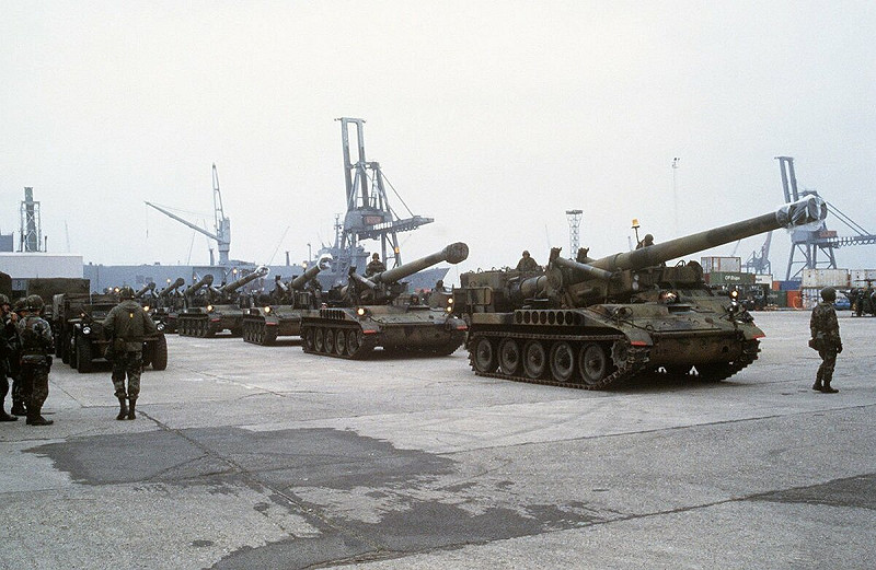 希臘還計畫提供 60 輛 M110A2 203 毫米自走砲與 15 萬發砲彈,其中包括 4 萬發增程彈與 6 萬發集束彈,顯示雅典在歐盟軍援行動中扮演越來越積極的角色。 圖:翻攝自X帳號@Military_idv_tw