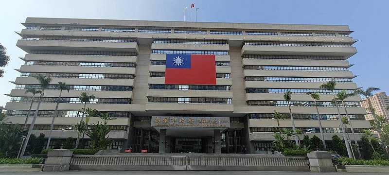 高市府四維行政中心10月起懸掛全台地方政府最大面國旗。   圖：高雄市政府/提供