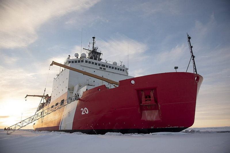 美國海岸防衛隊破冰船正執行任務（圖取自x.com/USCG）   