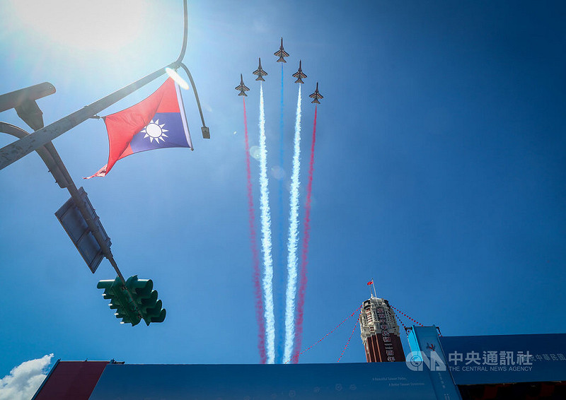 114年國慶大會10日在總統府前舉行，空軍雷虎小組5架勇鷹高教機壓軸登場，施放彩煙飛越總統府上空，為活動畫下完美句點。   圖 : 中央社/提供