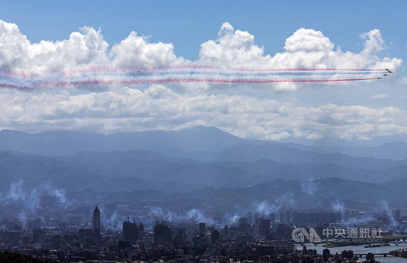 114年國慶大會10日上午登場,壓軸由空軍雷虎小組5架勇鷹高教機組成編隊,噴出象徵國旗的紅藍白3色彩煙飛越北市上空。 圖 : 中央社/提供