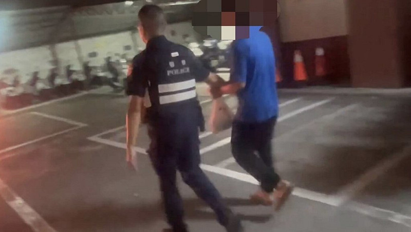 台南市通緝犯林姓男子9日晚上8時許在南區住家附近買晚餐，卻被休假外出也是買晚餐的警員認出，逮捕歸案。（台南市警局提供）中央社記者張榮祥台南傳真  114年10月10日   