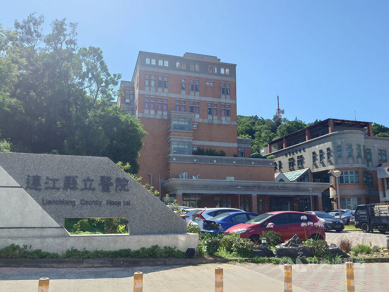 馬祖南竿1名女駕駛9日上午在連江縣立醫院尋找停車位時，疑因太陽光照射導致視線不佳，撞上步行中的張姓男子。張男隨即被送醫急救，後因顱內出血送往台灣本島醫院；因評估康復機率不高，家屬已決定讓張男返回馬祖安寧照護。圖為連江縣立醫院入口。中央社記者潘欣彤攝　114年10月10日   