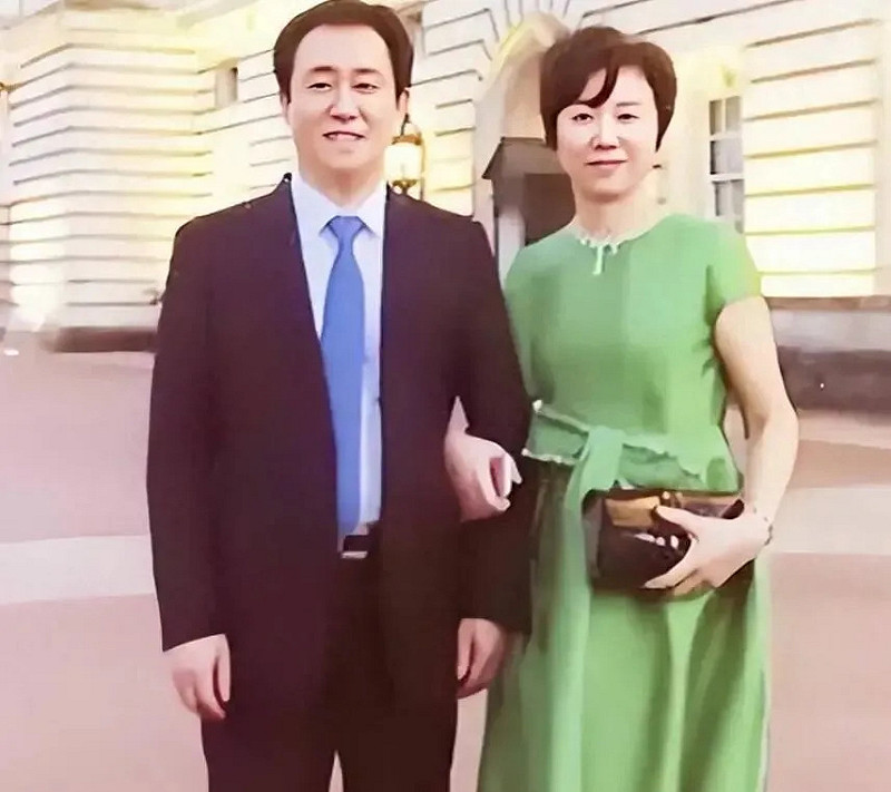 恒大集團創辦人許家印與妻妻丁玉梅,外傳兩人2023年的離婚是為「保全財產」。 圖:翻攝自 騰訊新聞@直新聞 恒大集團創辦人許家印與妻妻丁玉梅,外傳兩人2023年的離婚是為「保全財產」。 圖:翻攝自 騰訊新聞@直新聞